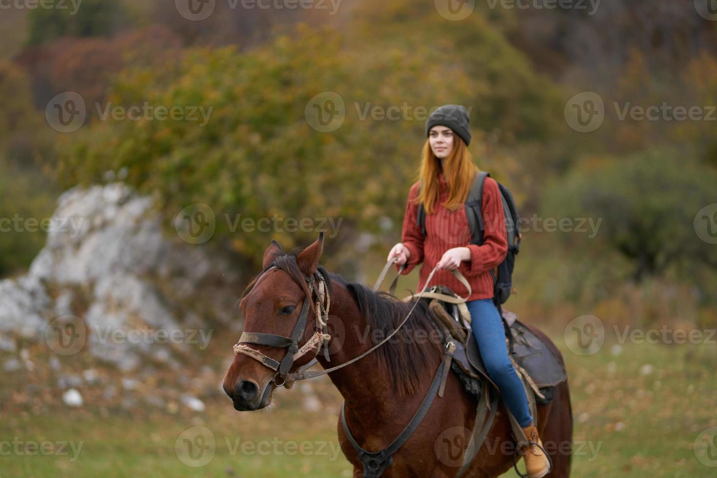 mulher caminhante equitação uma cavalo em natureza viagem foto