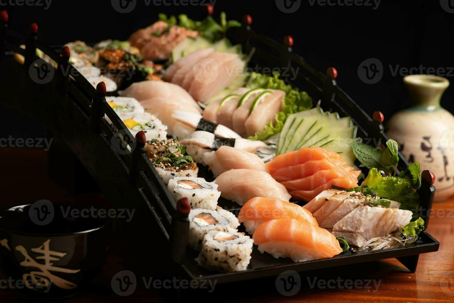 conjunto de sushi de frutos do mar japonês foto