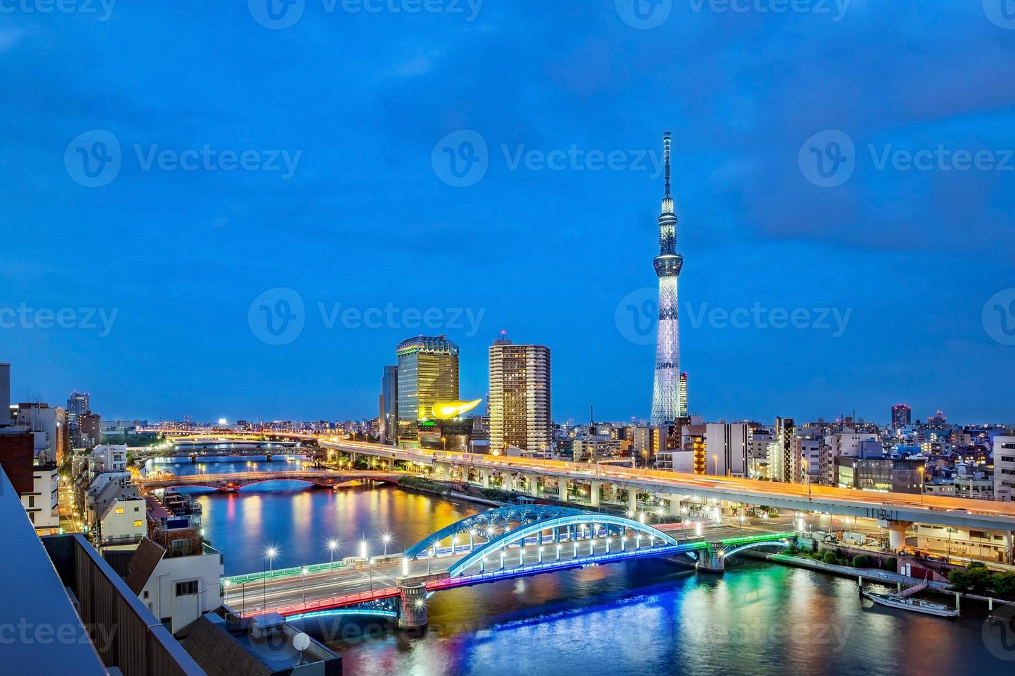 paisagem urbana de Tóquio à noite, Japão, Ásia foto