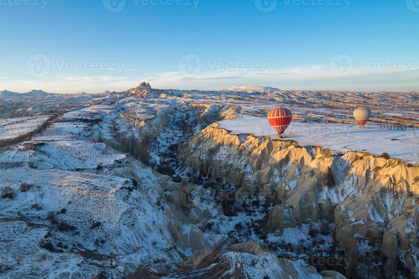balões de ar quente sobrevoam a capadócia no inverno, goreme, peru foto