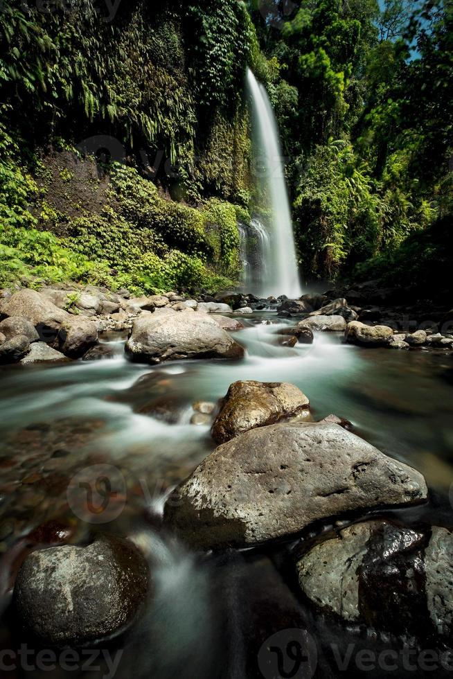 Cachoeira Sendang Gile em Lombok, Indonésia foto