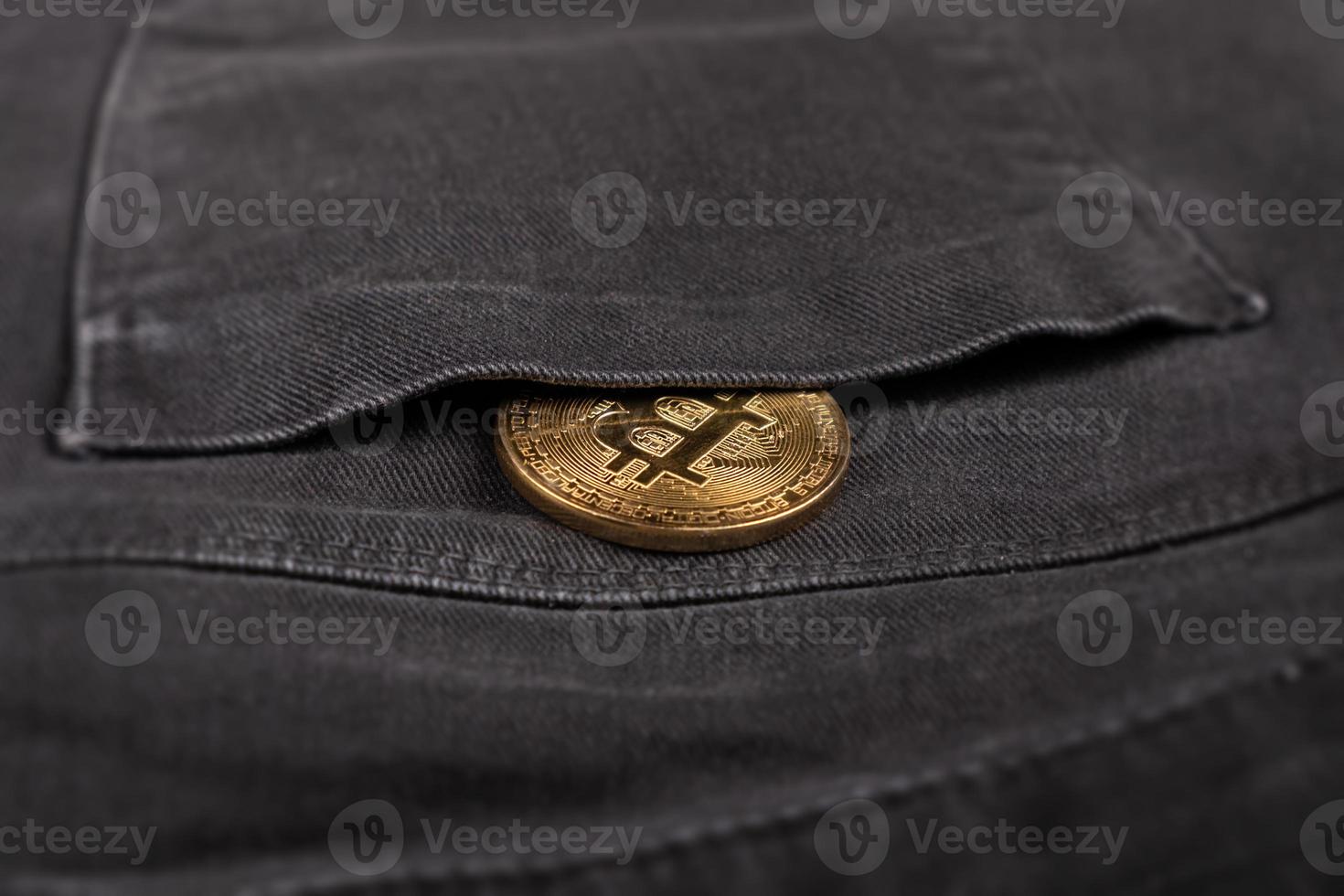 moeda bitcoin de metal no bolso da calça foto