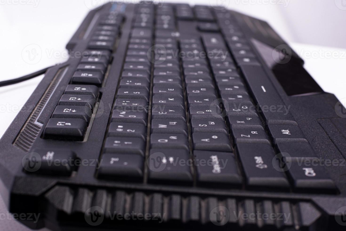 teclado preto do computador. dispositivo para mensagens em um computador foto