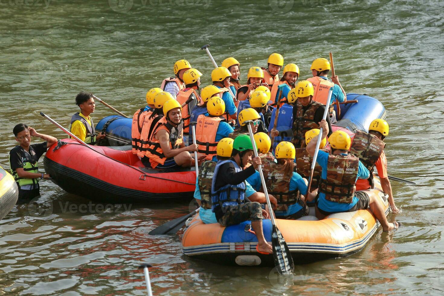 nakhonnayok, tailândia, dezembro 19 grupo do aventureiro fazendo branco água rafting às barragem, em dezembro 19, 2015, o rio é popular para Está cênico natureza visualizar. foto