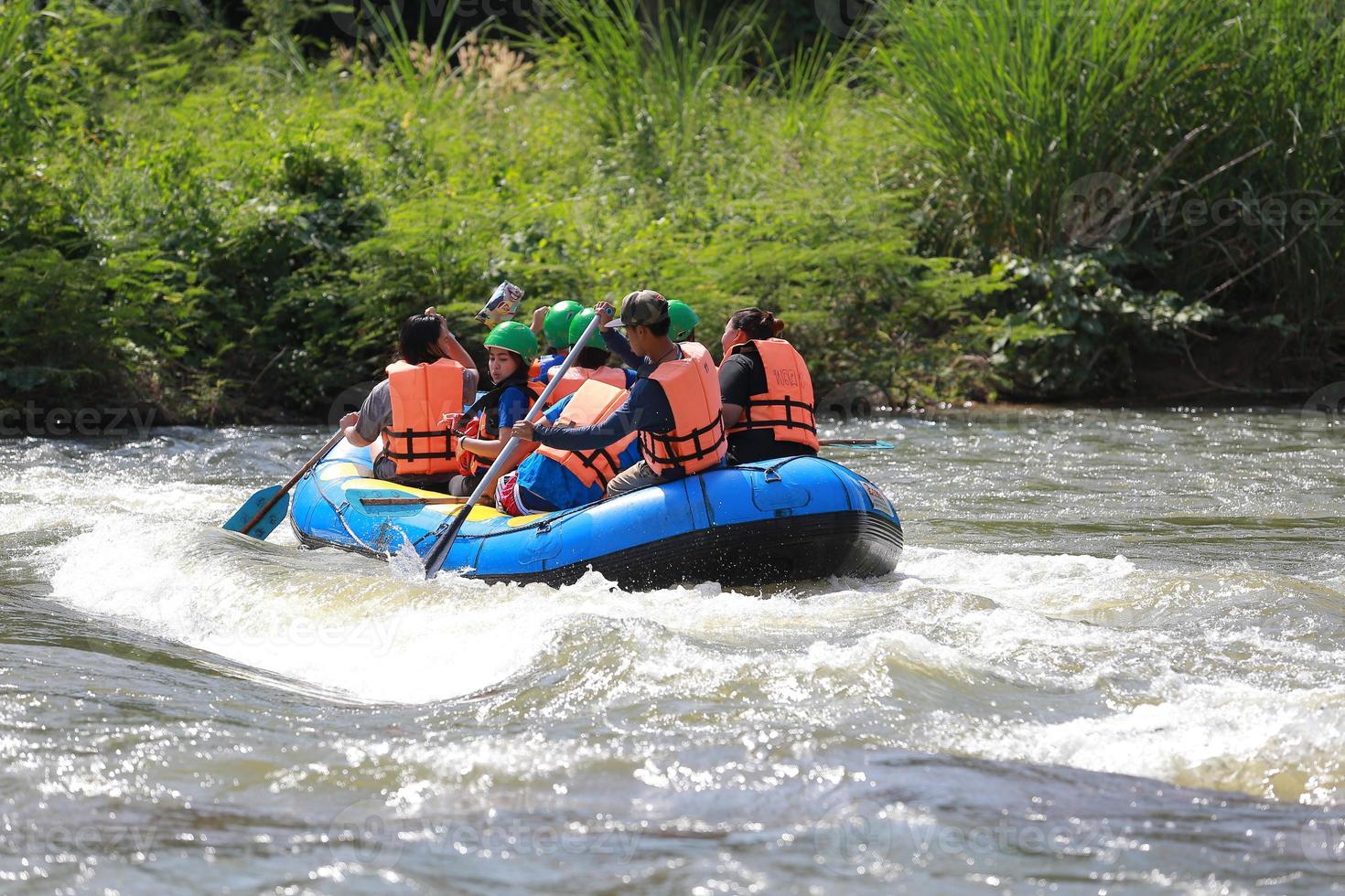 nakhonnayok, tailândia, dezembro 19 grupo do aventureiro fazendo branco água rafting às barragem, em dezembro 19, 2015, o rio é popular para Está cênico natureza visualizar. foto