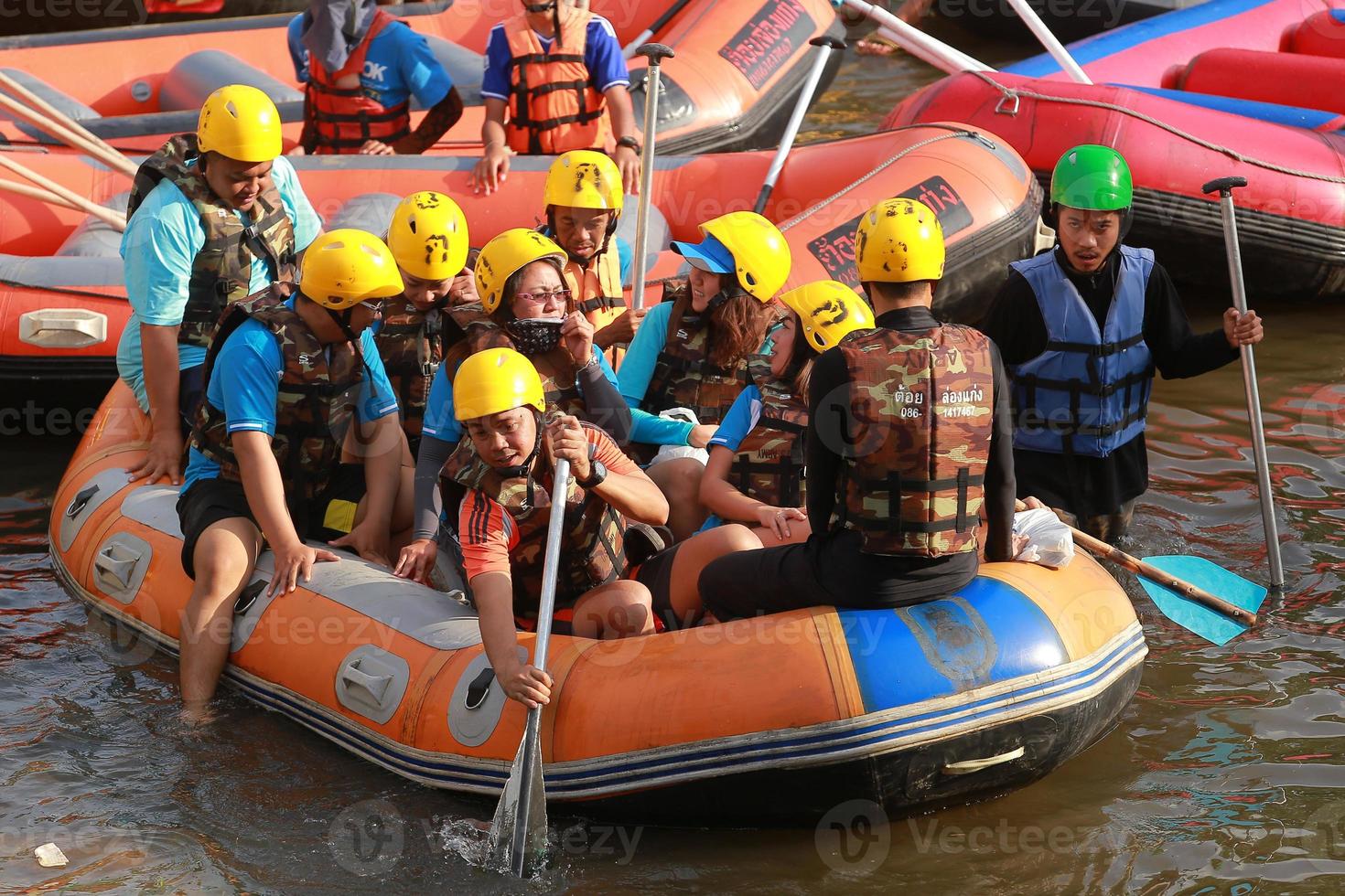 nakhonnayok, tailândia, dezembro 19 grupo do aventureiro fazendo branco água rafting às barragem, em dezembro 19, 2015, o rio é popular para Está cênico natureza visualizar. foto