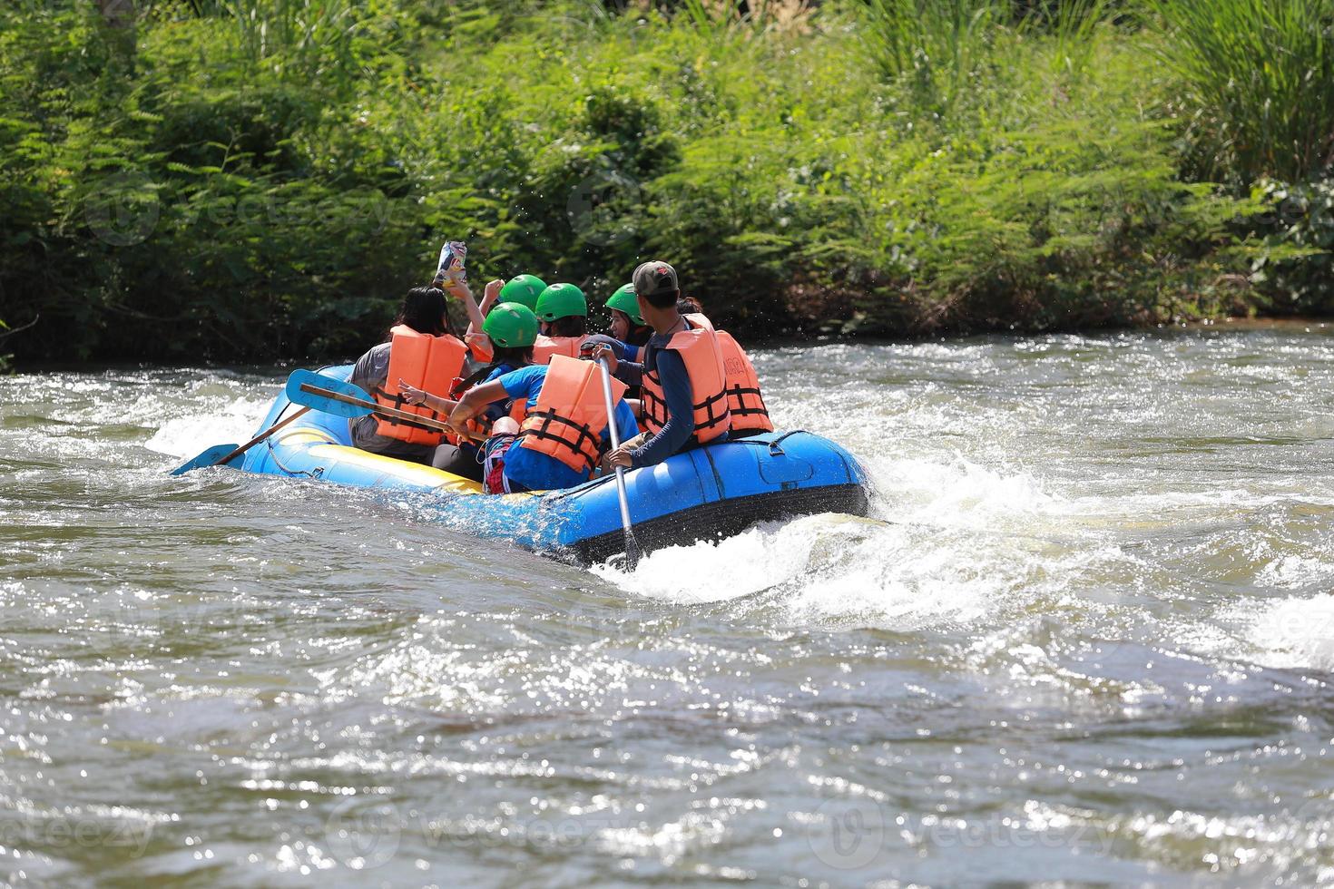 nakhonnayok, tailândia, dezembro 19 grupo do aventureiro fazendo branco água rafting às barragem, em dezembro 19, 2015, o rio é popular para Está cênico natureza visualizar. foto