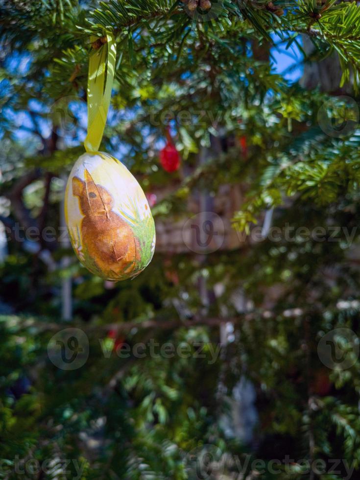 ovos de páscoa nas árvores. decoração nacional búlgara tradicional para a páscoa. foto