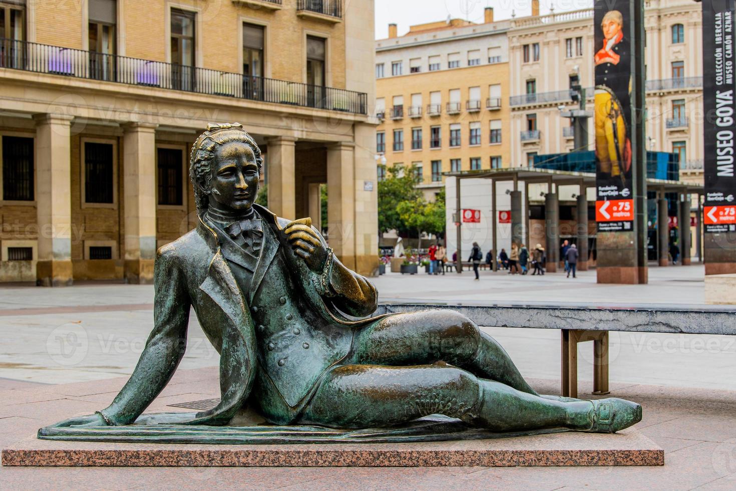 urbano panorama com goya monumentos dentro Zaragoza em uma nublado dia foto