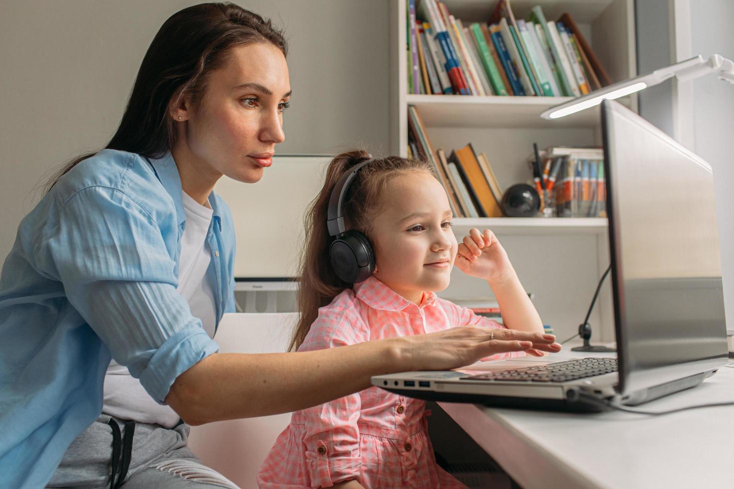 mãe e filha aprendizagem remota foto