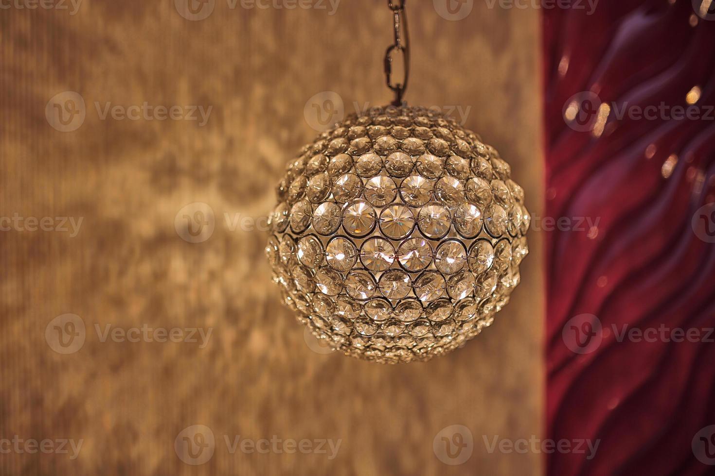 lâmpada pendente iluminada, lustre elegante iluminado. lâmpada redonda no interior foto
