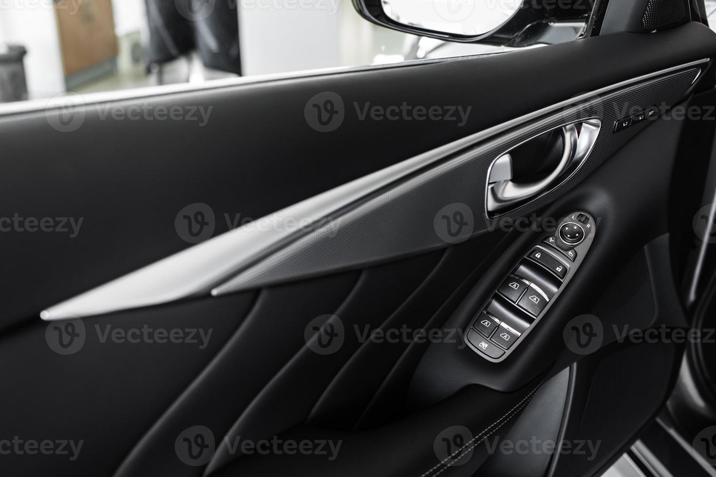 detalhes do interior de um carro, interior de couro preto e painel de controle das janelas foto
