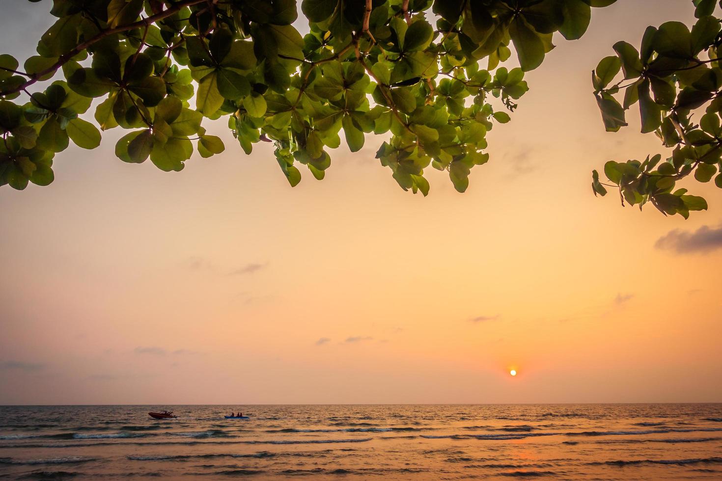 pôr do sol na praia e mar foto