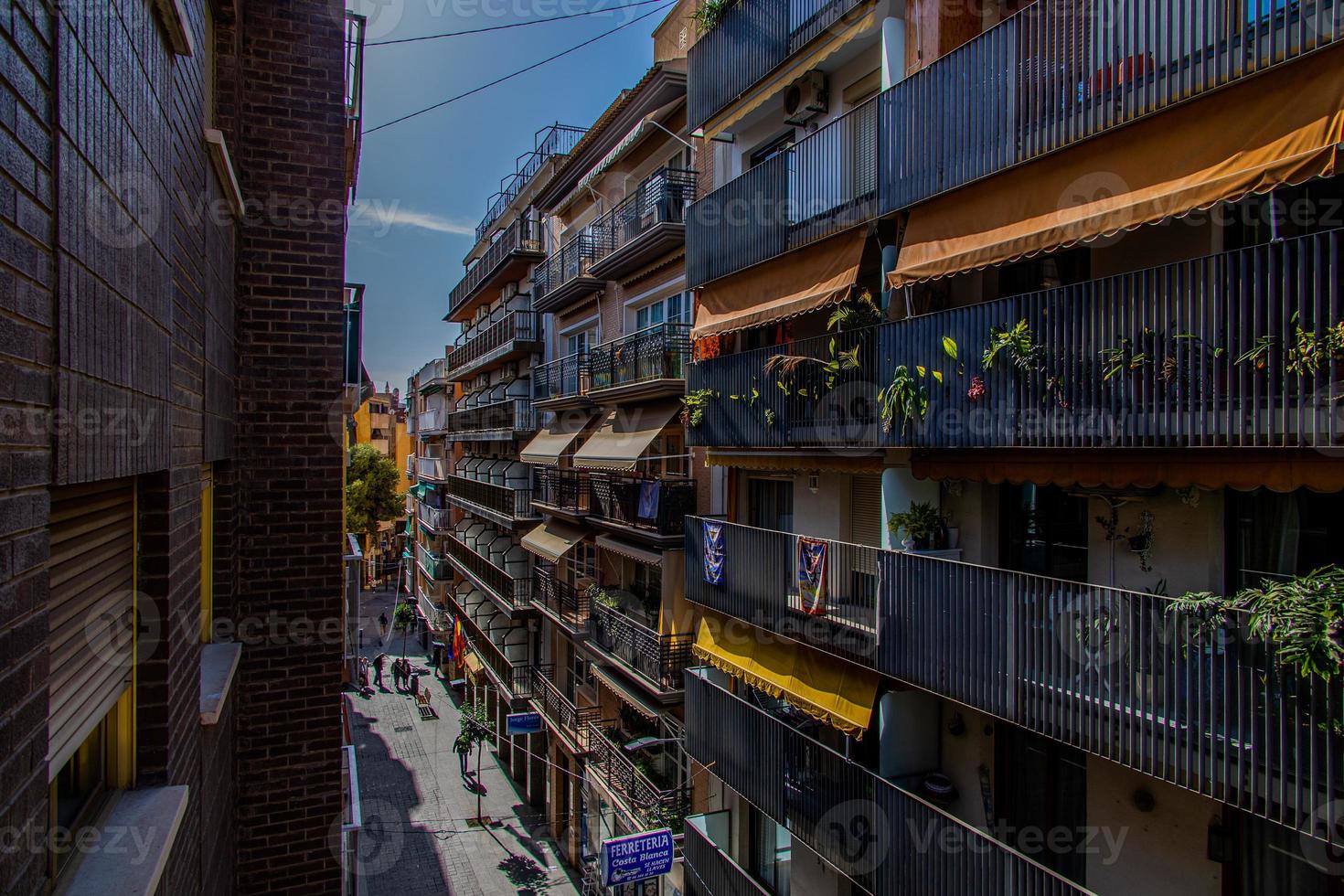 urbano panorama a partir de a cidade do Benidorm dentro Espanha com limitar limitar ruas foto