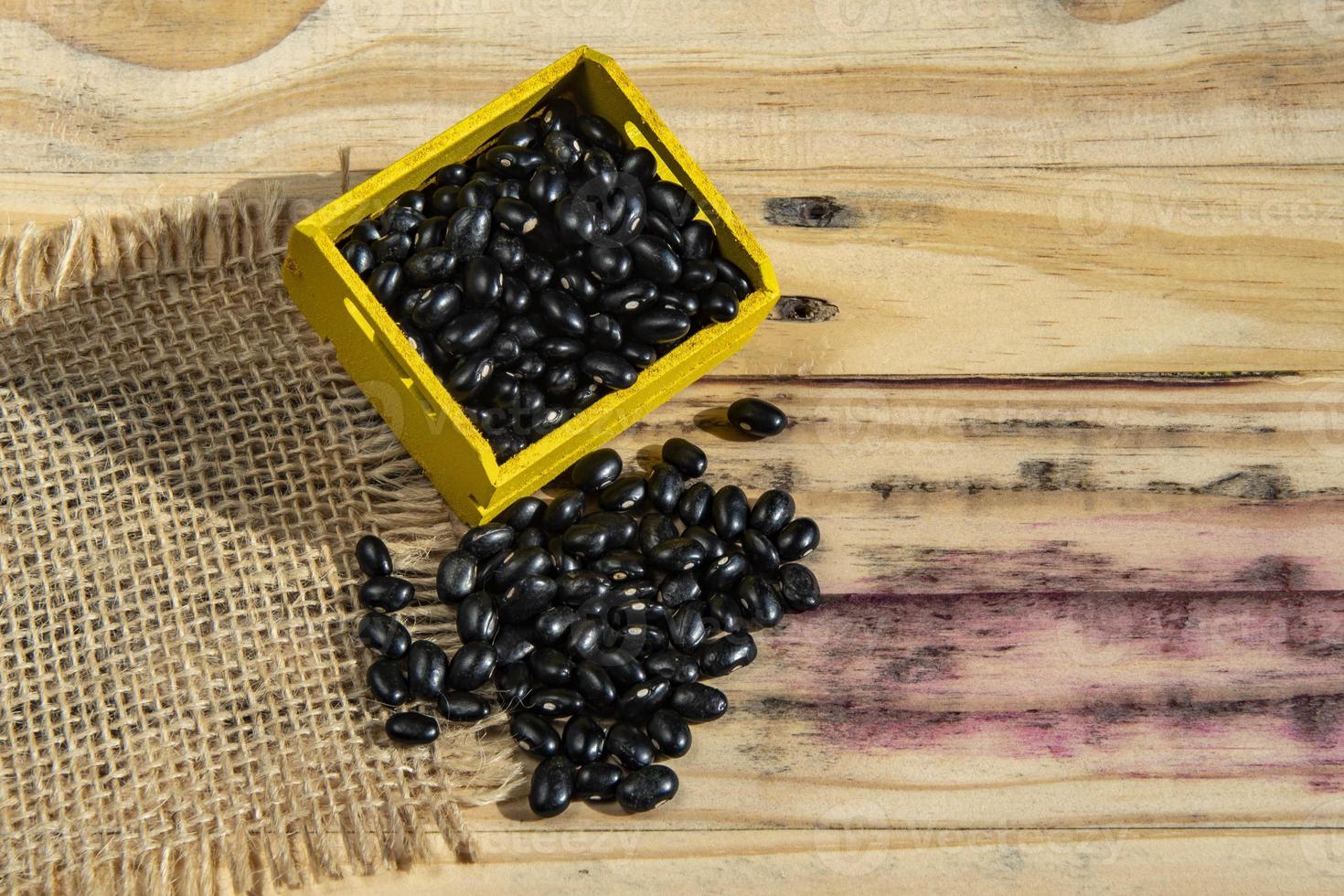 amarelo caixa com brasileiro Preto feijões foto