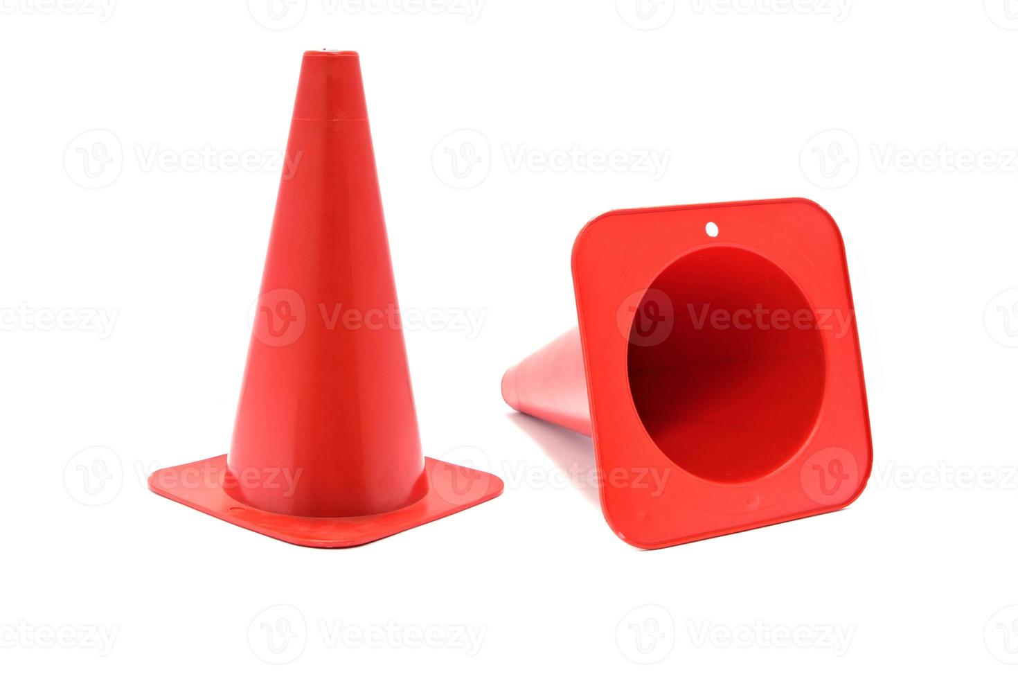 cone de plástico vermelho com listras reflexivas isoladas no fundo branco. sinal de cone de estrada foto