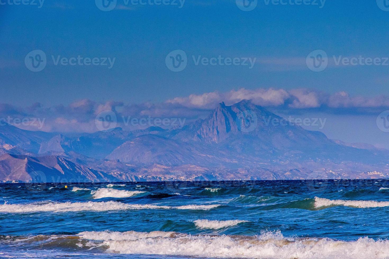 calma beira-mar panorama do san Juan de praia dentro alicante Espanha em uma ensolarado dia foto