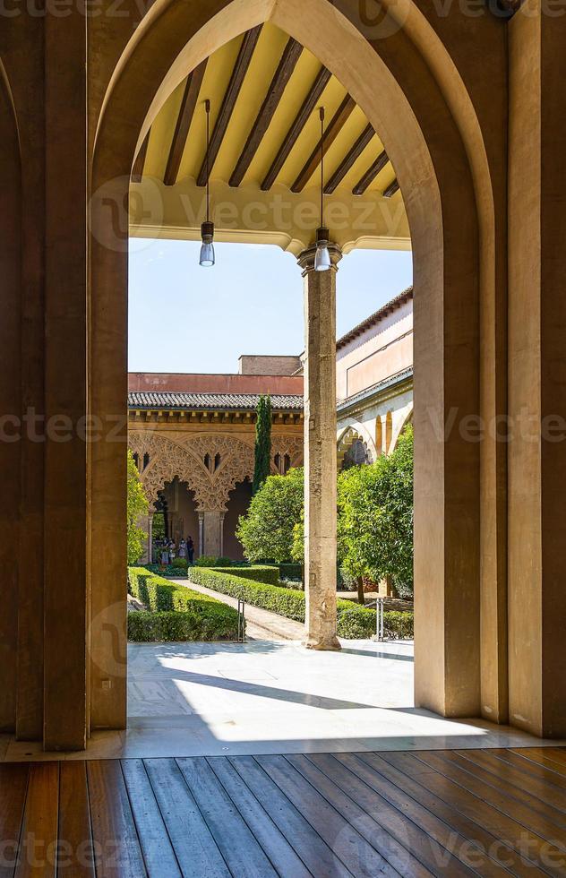 ampla histórico Palácio dentro Saragoça Espanha em uma caloroso ensolarado dia dentro foto