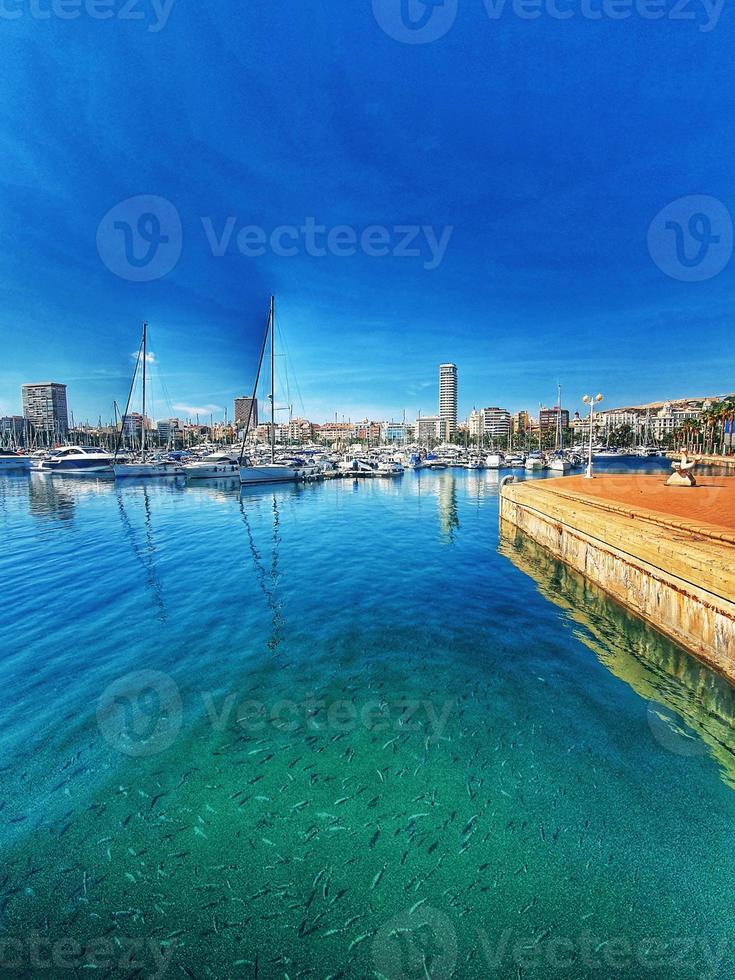 beira-mar panorama com iate porta dentro alicante Espanha em uma verão caloroso ensolarado dia foto