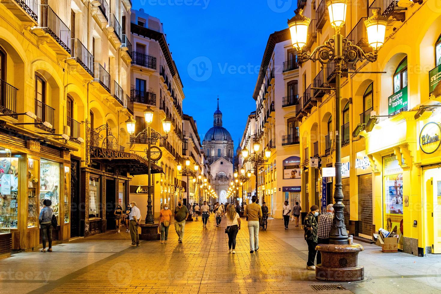 noite panorama do Zaragoza dentro a velho Cidade durante a pandemia foto