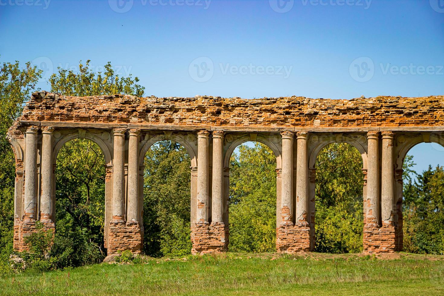 palácio medieval abandonado com colunas em ruzhany, bielorrússia foto