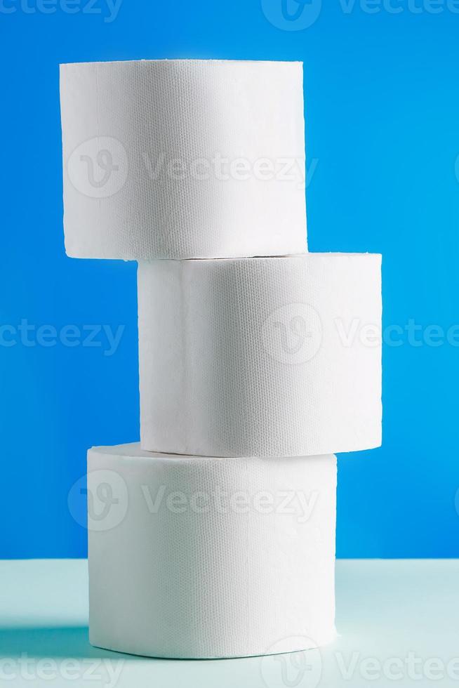 rolos de papel higiênico em um fundo azul foto