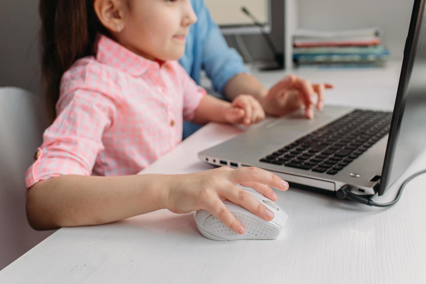 menina e pai usando computador foto