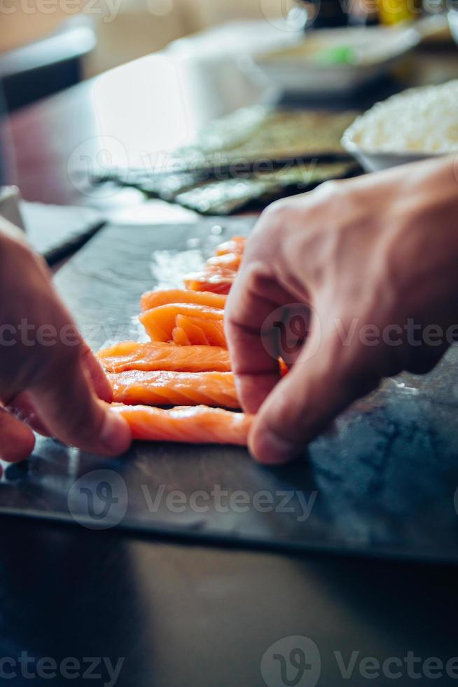 organizando salmão em uma placa foto