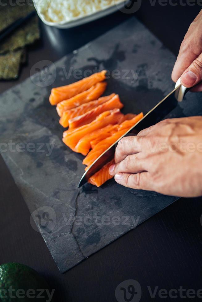 cortando salmão para sushi foto