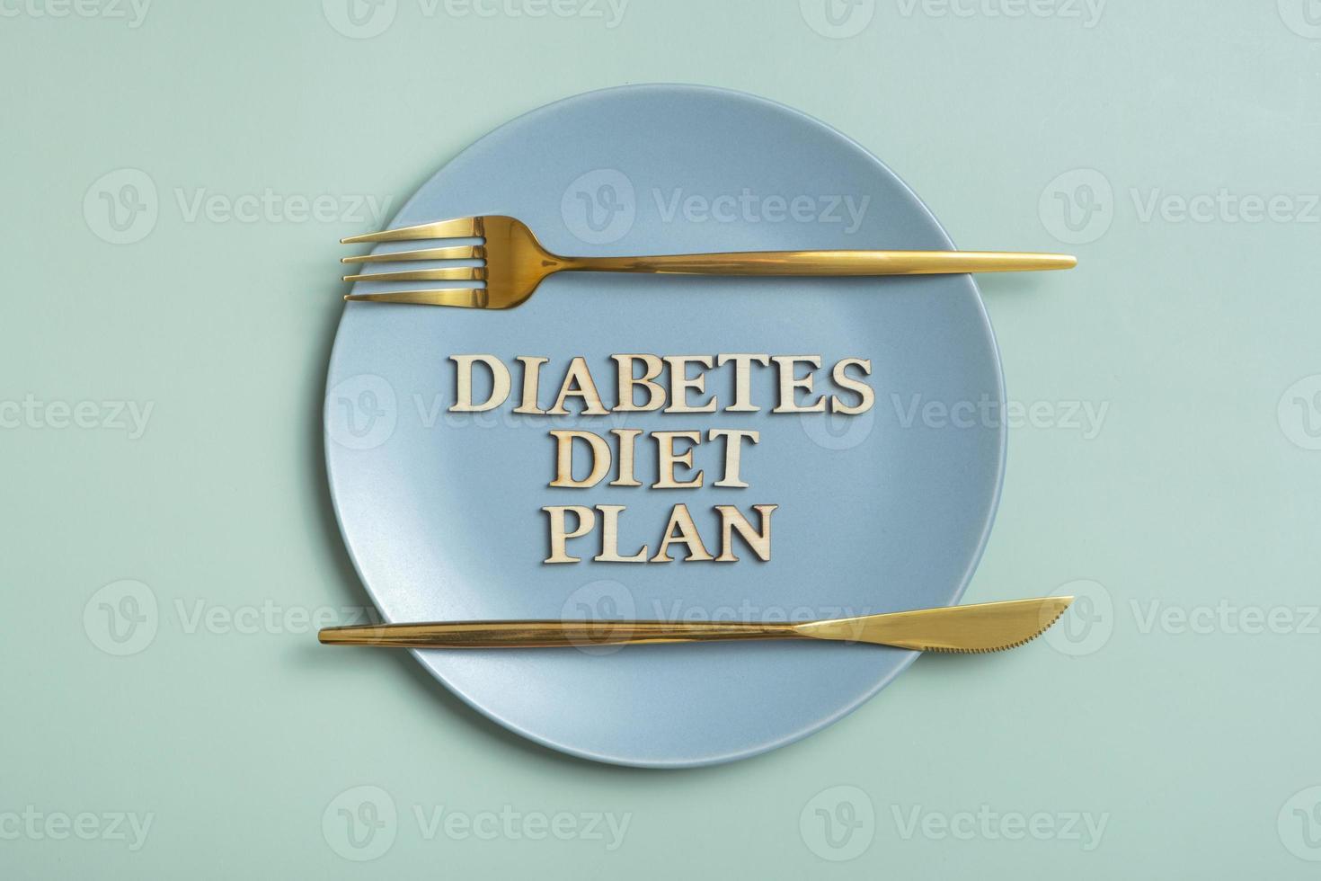 diabetes dieta plano texto em prato em colori fundo com talheres plano deitar, topo Visão foto