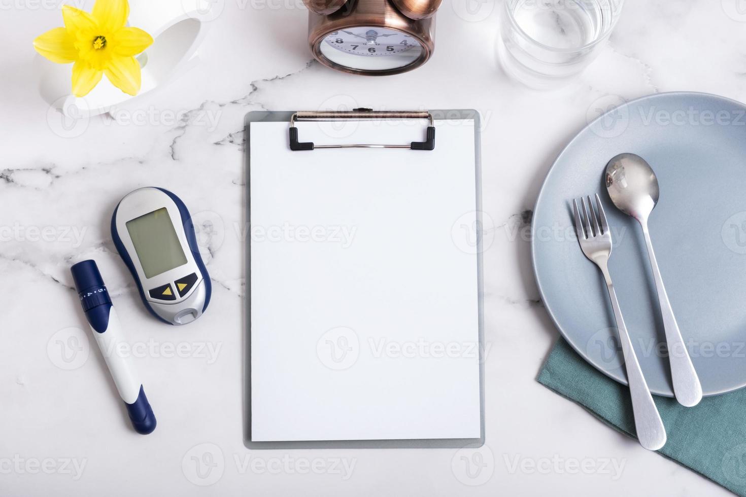 esvaziar texto borda e glicosímetro e talheres com alarme relógio em prato plano deitar, topo visualizar. zombar acima diabetes tema foto