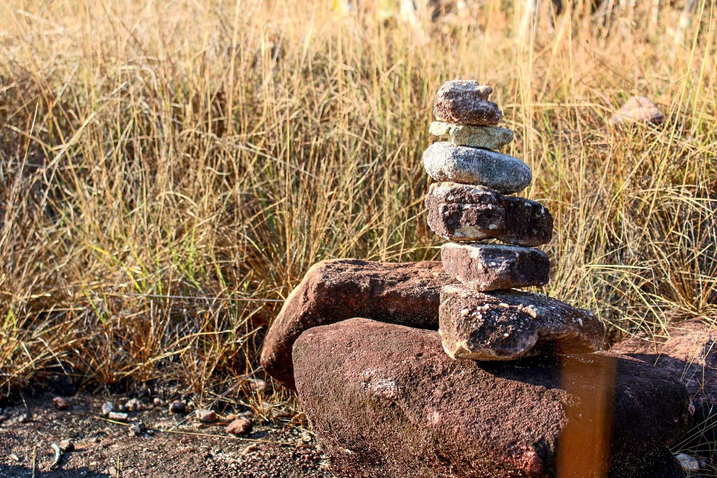 pedras empilhadas em um campo foto