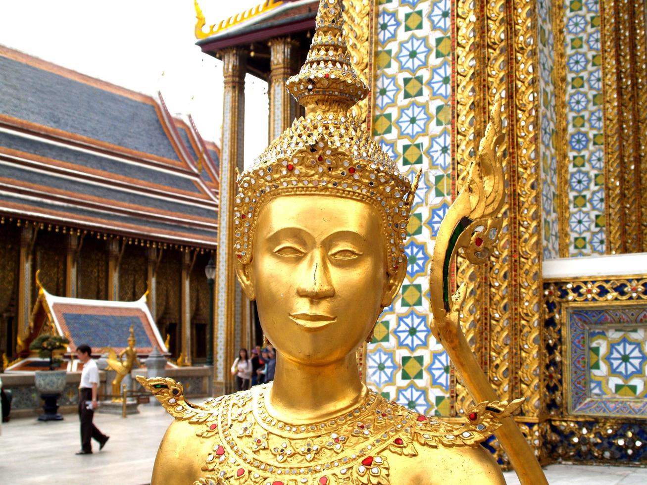 Banguecoque, Tailândia, 2021 - estátua dourada em Wat Phra Kaew foto