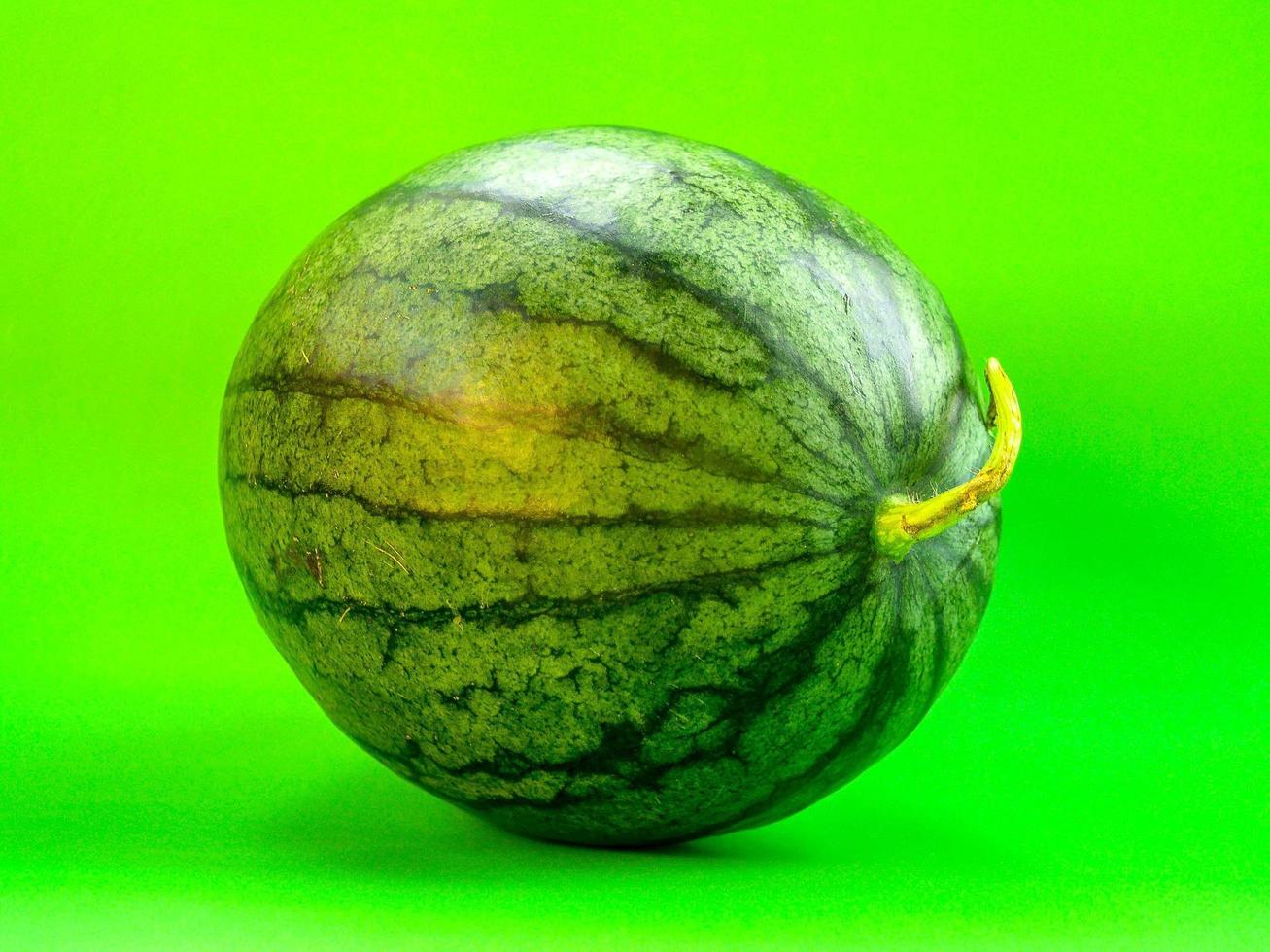 melancia em fundo verde foto