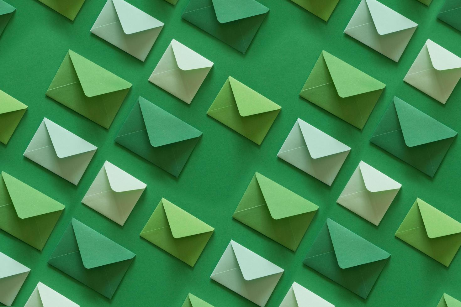 linha de envelopes em tons verdes foto