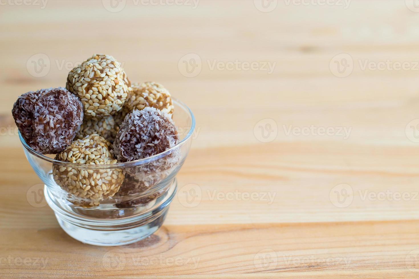 tâmaras paleo saudáveis caseiras e bolas energéticas de chocolate. trufas veganas. foto