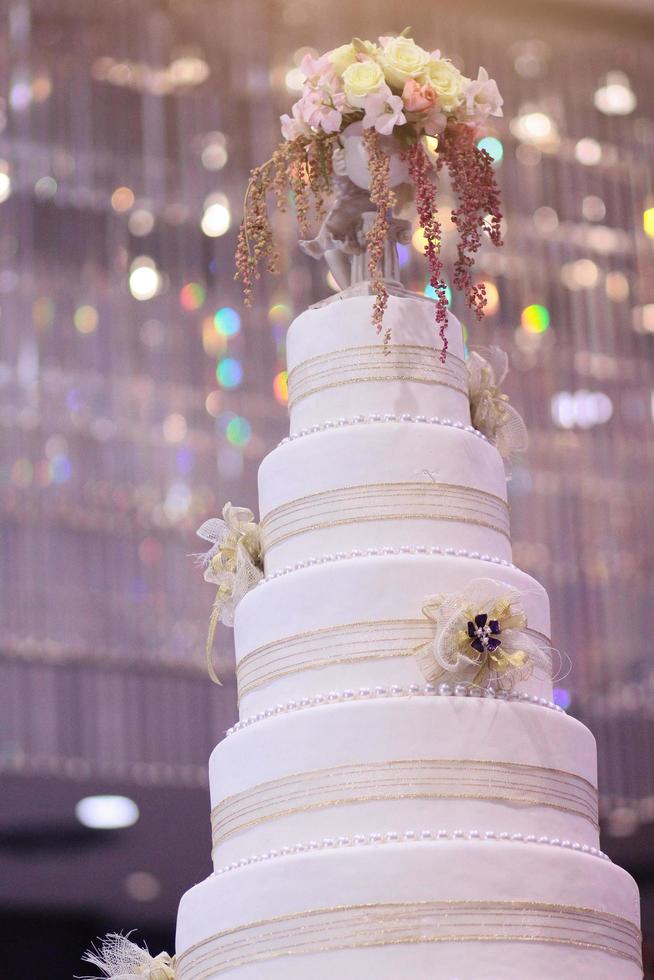 Casamento bolo decorado com branco rosas flores foto