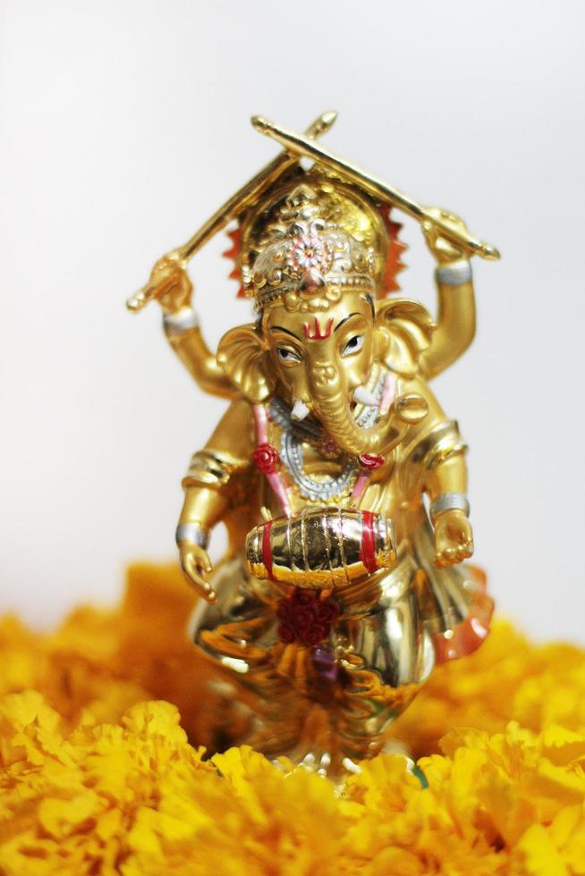 ouro ganesha Deus é a senhor do sucesso Deus do hinduísmo em calêndula flores isolado em branco fundo. foto