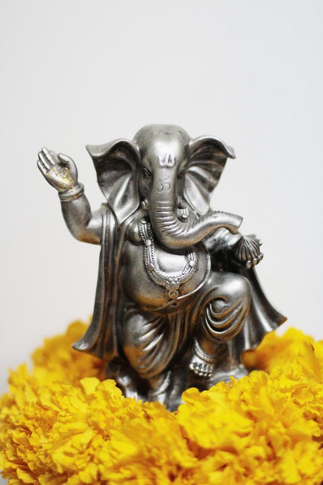 ganesha Deus é a senhor do sucesso Deus do hinduísmo em calêndula flores isolado em branco fundo. foto