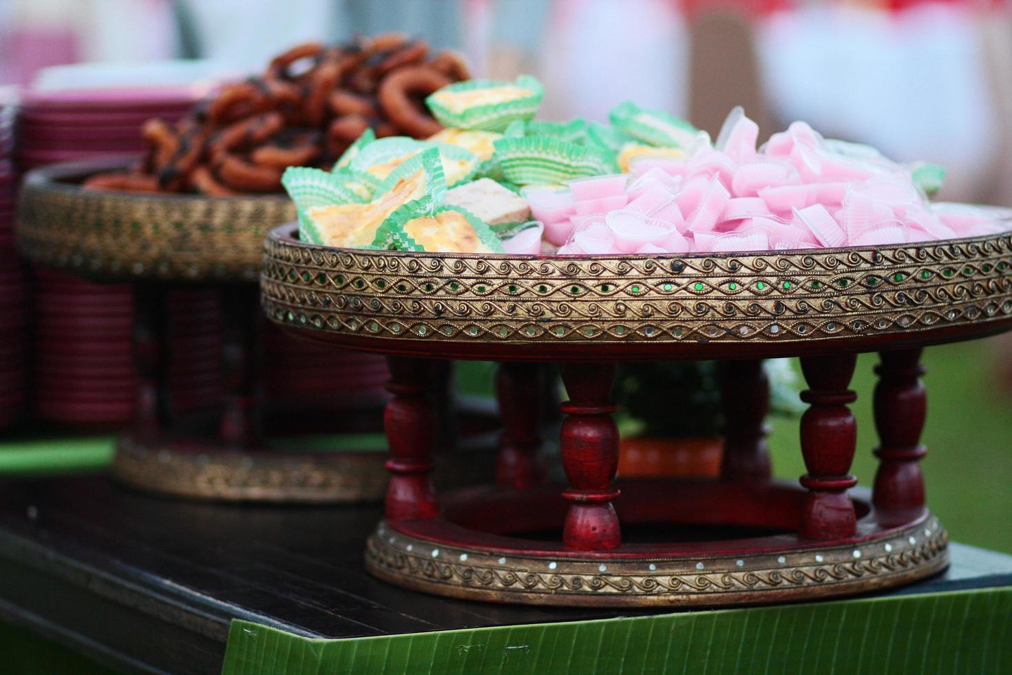 tailandês doce sobremesas Rosa geléia dentro coração em forma e banana Bolinho em rattan cesta dentro Casamento jardim foto