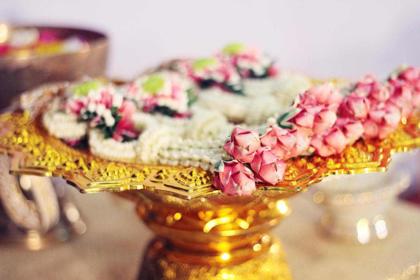 flor guirlandas em uma ouro bandeja dentro tradição tailandês Casamento cerimônia dia. jasmim festão. foto