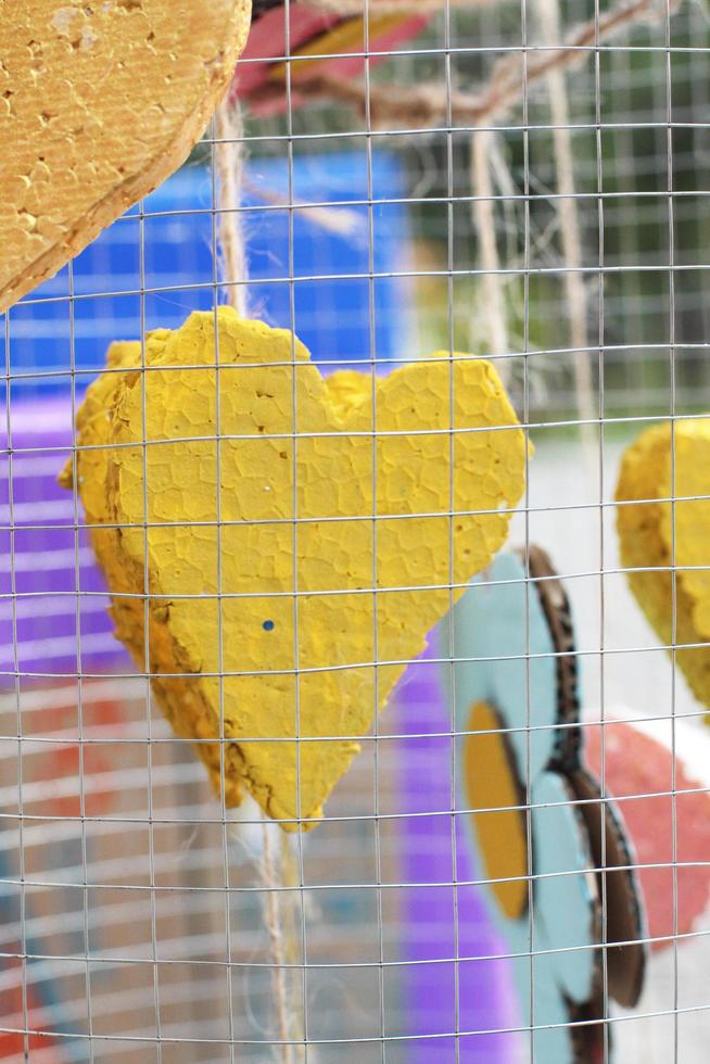 amarelo espuma coração formas suspensão dentro fio cela decorar dentro Casamento amor jardim. dia dos namorados dia conceito. foto