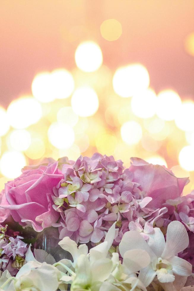 lindo florescendo flores em bokeh do vela luz fundo dentro Casamento cerimônia. foto