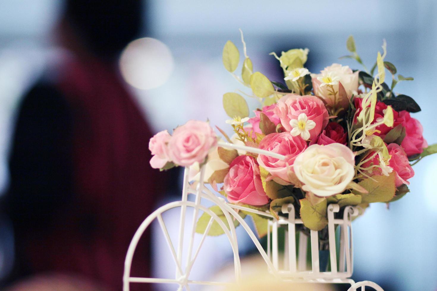 lindo rosa flores ramalhete decorar dentro Casamento cerimônia foto