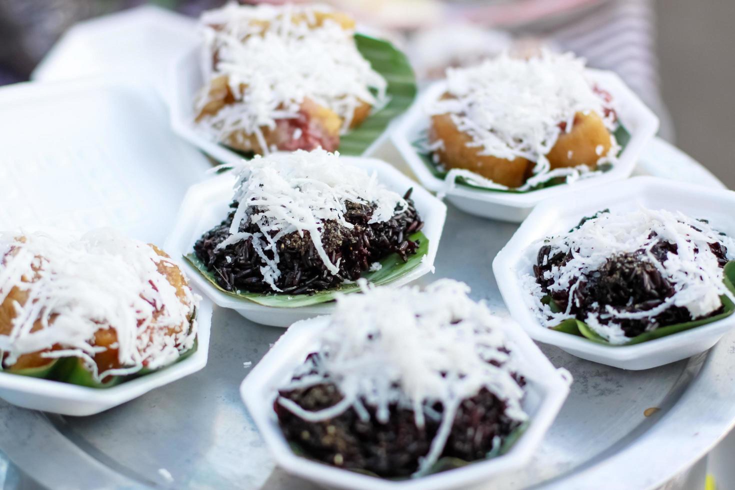 tailandês doce sobremesa glutinoso arroz com coco coberturas em banana folhas. foto