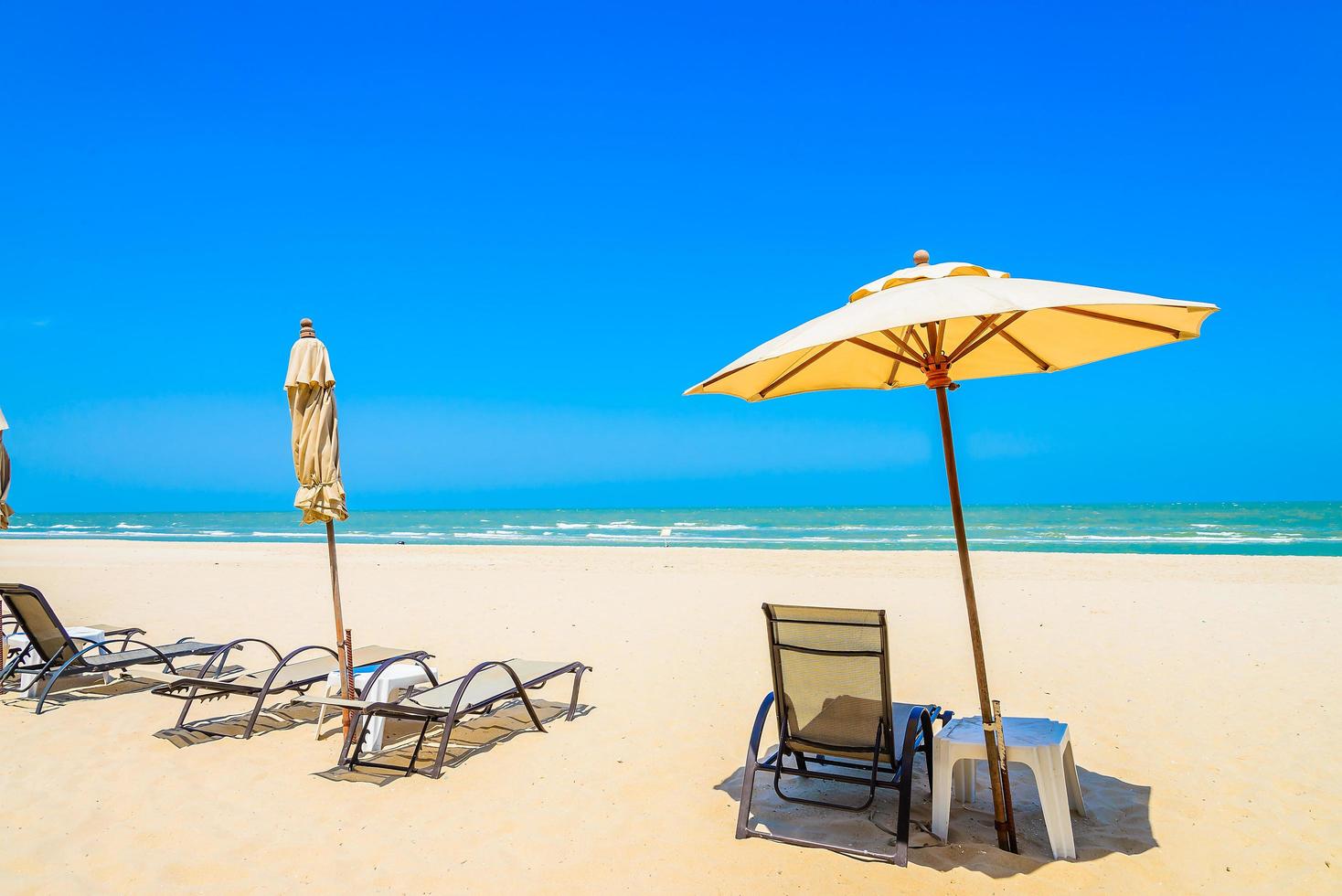 guarda-sóis e cadeiras na praia foto