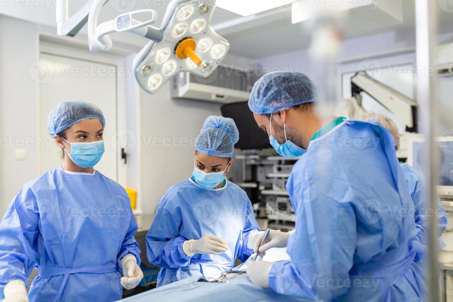 equipe médica de cirurgiões no hospital fazendo intervenções cirúrgicas invasivas mínimas. sala de cirurgia com equipamento de eletrocautério para centro de cirurgia de emergência cardiovascular. foto