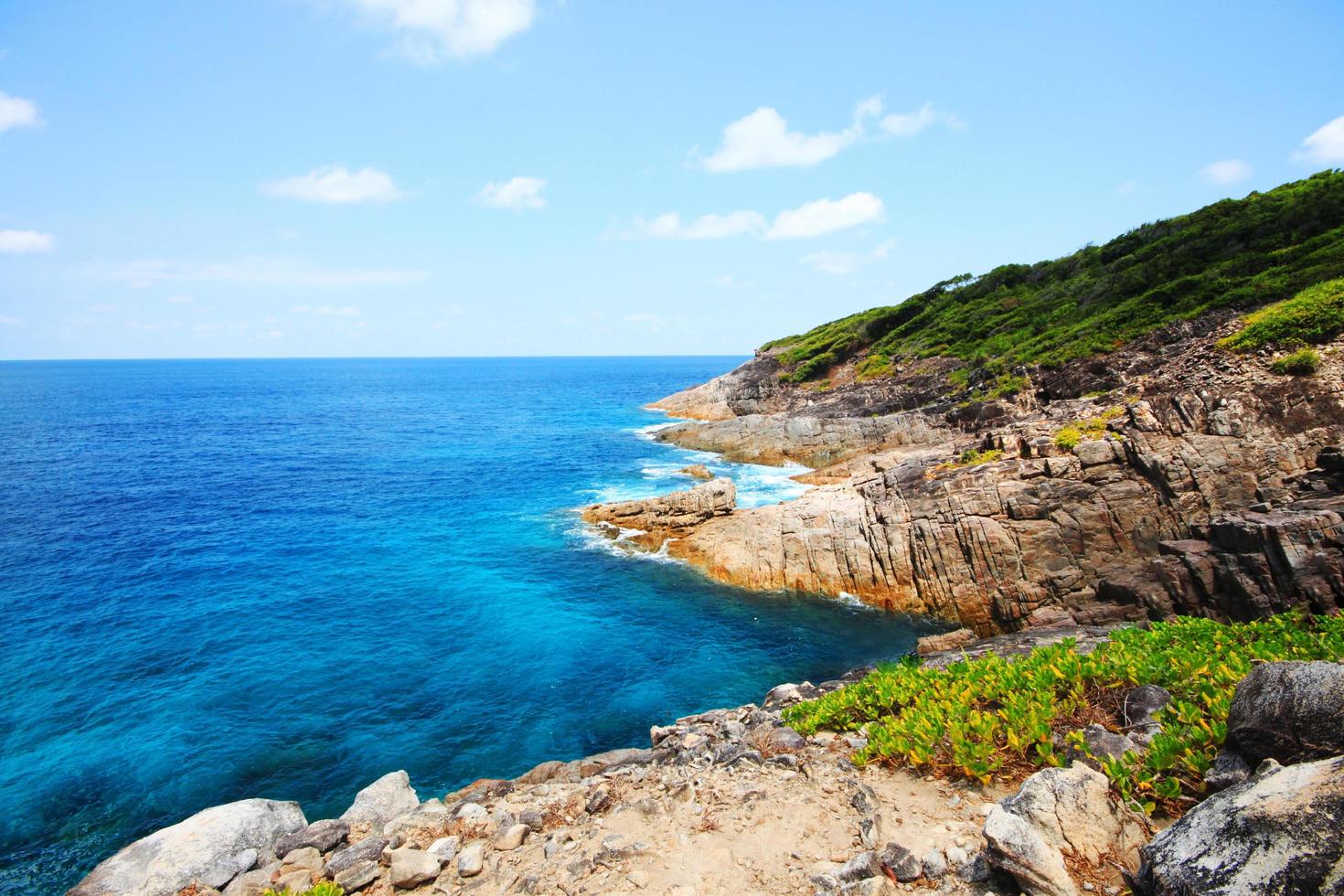 lindo paraíso dentro verão do marinha e mar horizonte com calma oceano e azul céu em Rocha montanha cabo.tropical de praia plantas e selva ilha foto