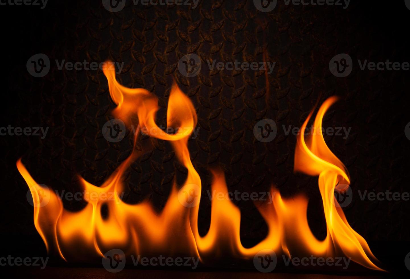 combustível chama png calor e Perigo do queimando churrasco explosão amarelo vermelho chama isolado em oxidado Preto aço prato fundo foto