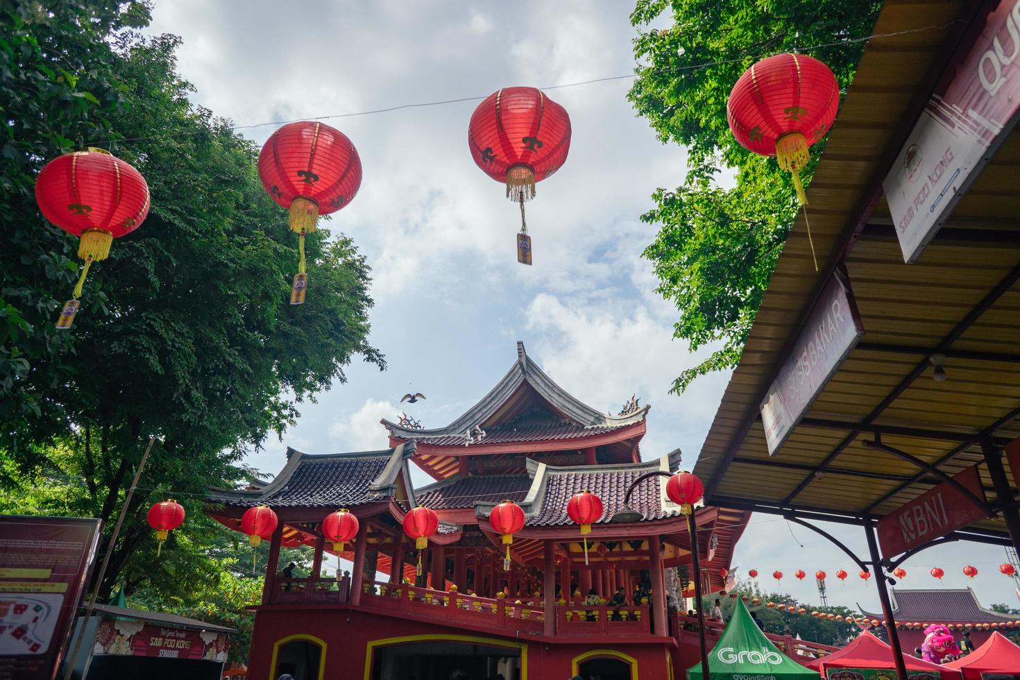 chinês têmpora com guardião estátua quando chinês Novo ano celebração. a foto é adequado para usar para chinês Novo ano, lunar Novo ano fundo e conteúdo meios de comunicação.